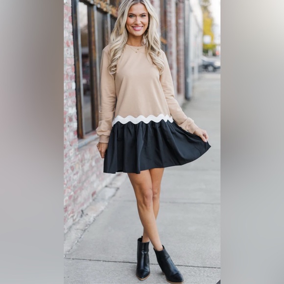 Strut & Bolt Dresses & Skirts - Strut & Bolt Boutique Ruffled Hemline Colorblock Midi Dress, Size Medium, NWOT